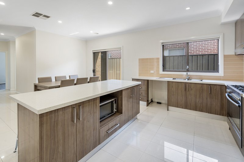 Photo - 6 Rouge Way, Craigieburn VIC 3064 - Image 3