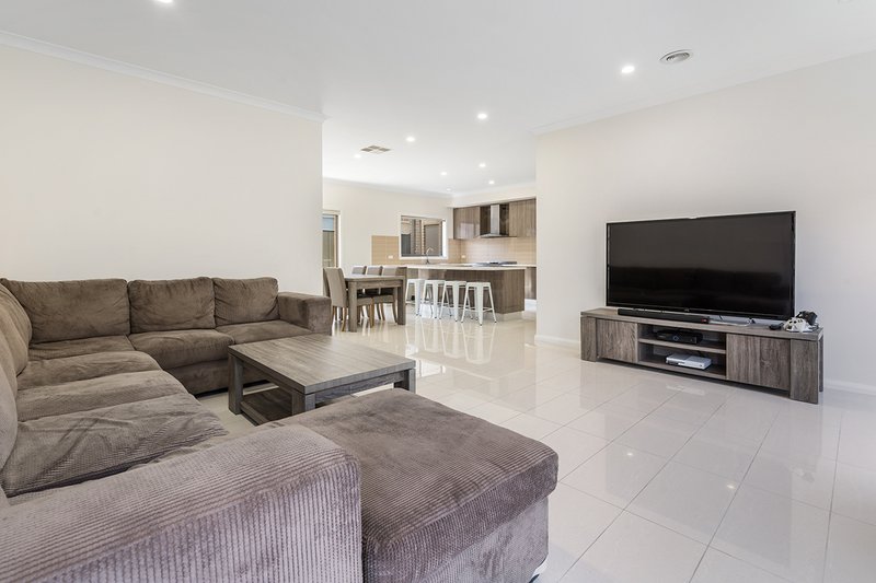 Photo - 6 Rouge Way, Craigieburn VIC 3064 - Image 5