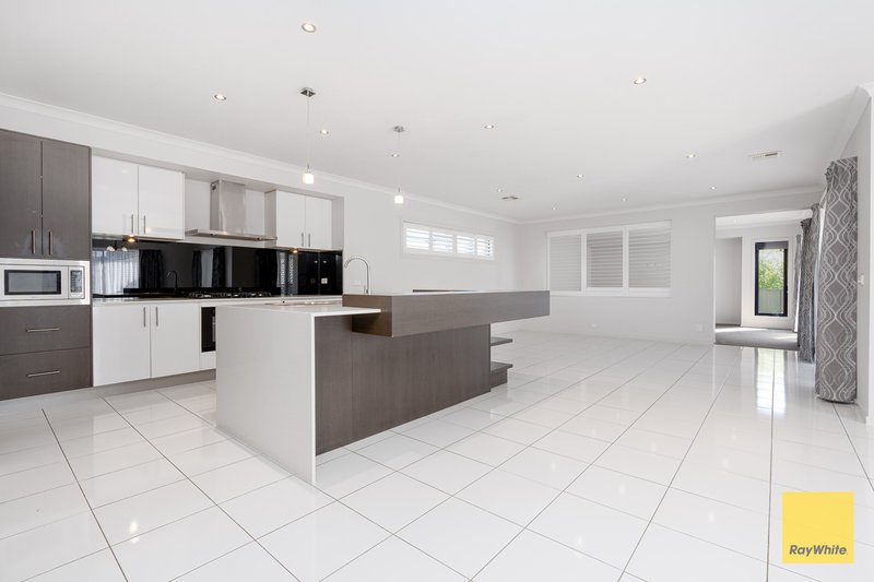 Photo - 6 Roxburgh Crescent, Junortoun VIC 3551 - Image 5