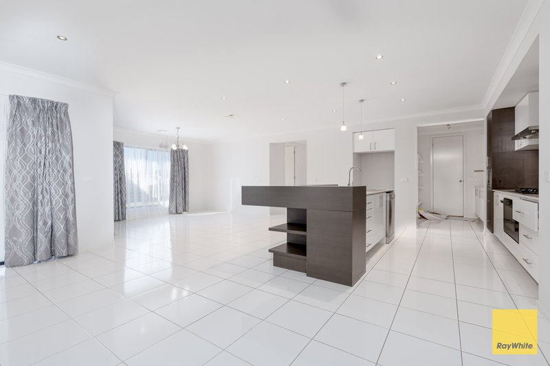 Photo - 6 Roxburgh Crescent, Junortoun VIC 3551 - Image 6