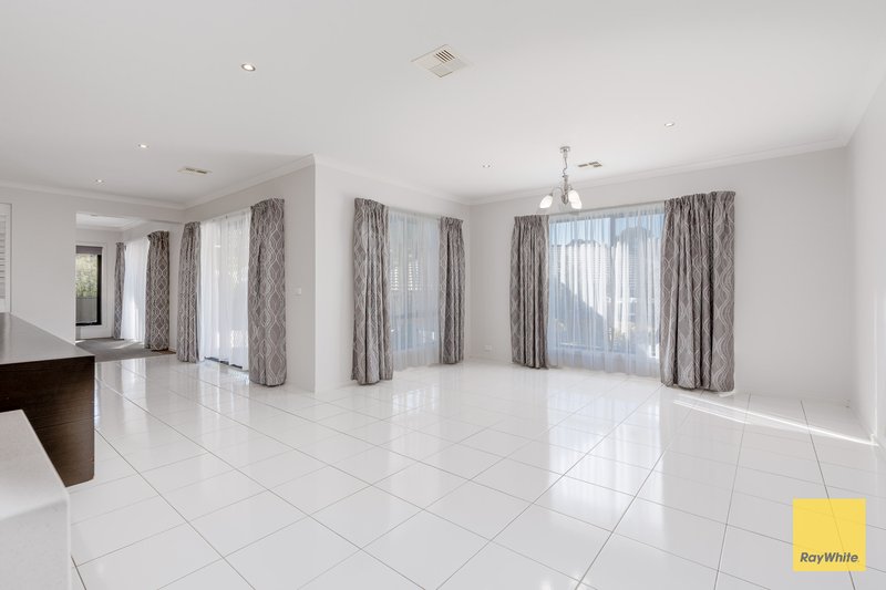 Photo - 6 Roxburgh Crescent, Junortoun VIC 3551 - Image 9