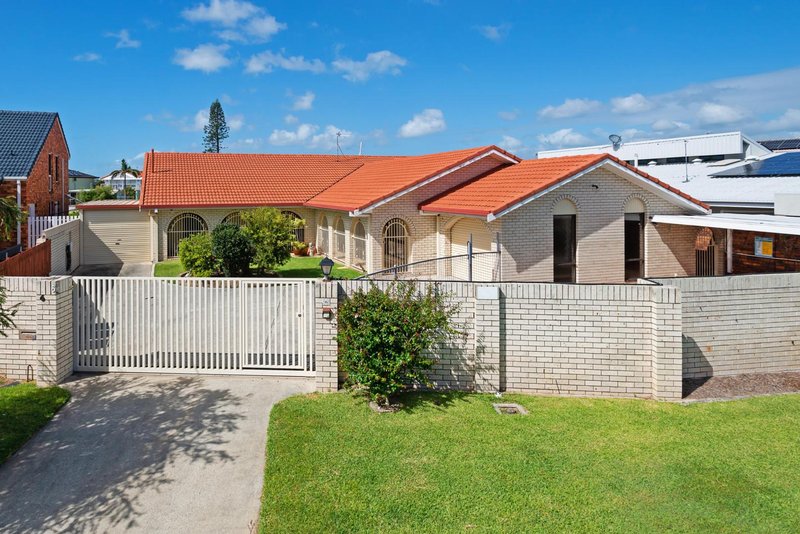 Photo - 6 Salamau Street, Runaway Bay QLD 4216 - Image 4