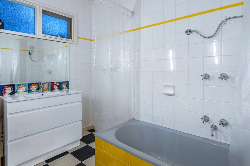 Photo - 6 Scotsburn Grove, Werribee VIC 3030 - Image 7