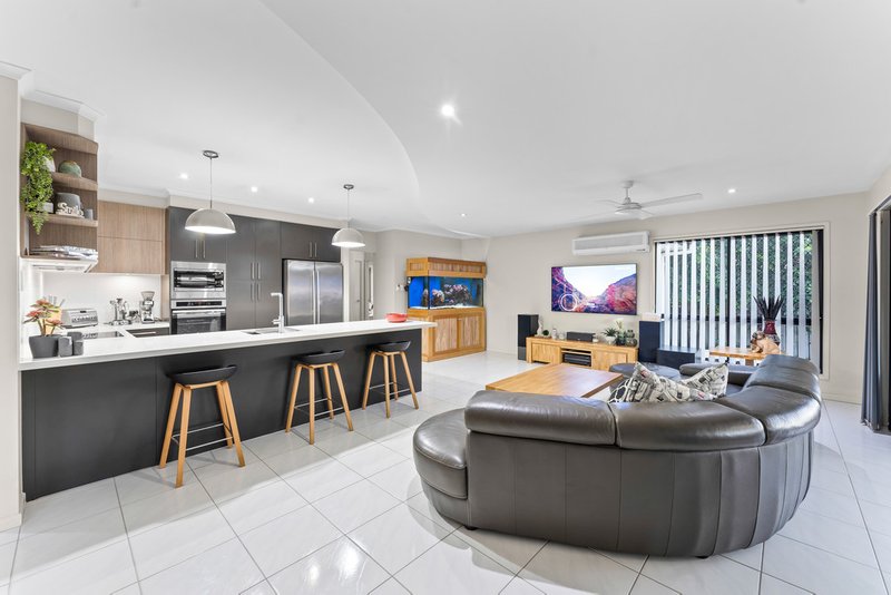 Photo - 6 Seabiscuit Crescent, Kallangur QLD 4503 - Image 3