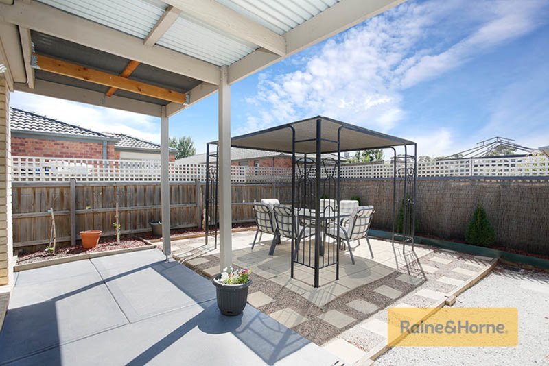 Photo - 6 Sherwood Place, Melton West VIC 3337 - Image 3