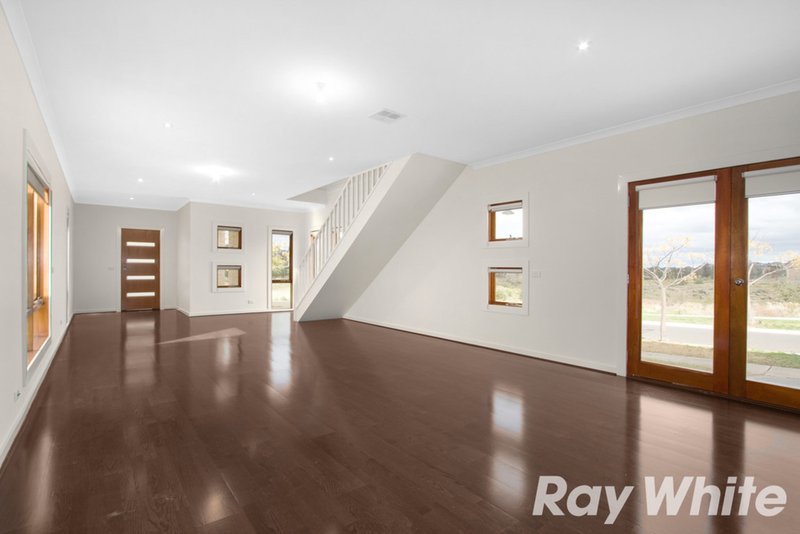 Photo - 6 Shoalhaven Drive, Caroline Springs VIC 3023 - Image 5