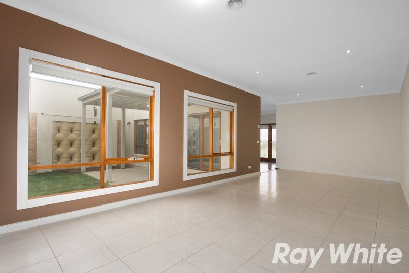 Photo - 6 Shoalhaven Drive, Caroline Springs VIC 3023 - Image 7