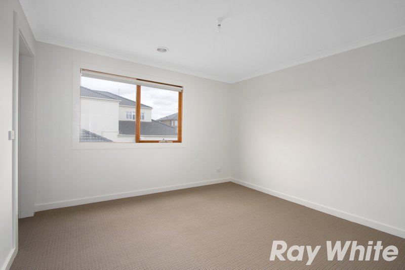 Photo - 6 Shoalhaven Drive, Caroline Springs VIC 3023 - Image 13