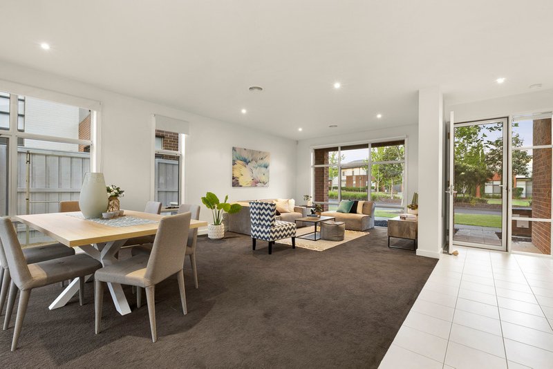 Photo - 6 Sir Kenneth Luke Boulevard, Mulgrave VIC 3170 - Image 2