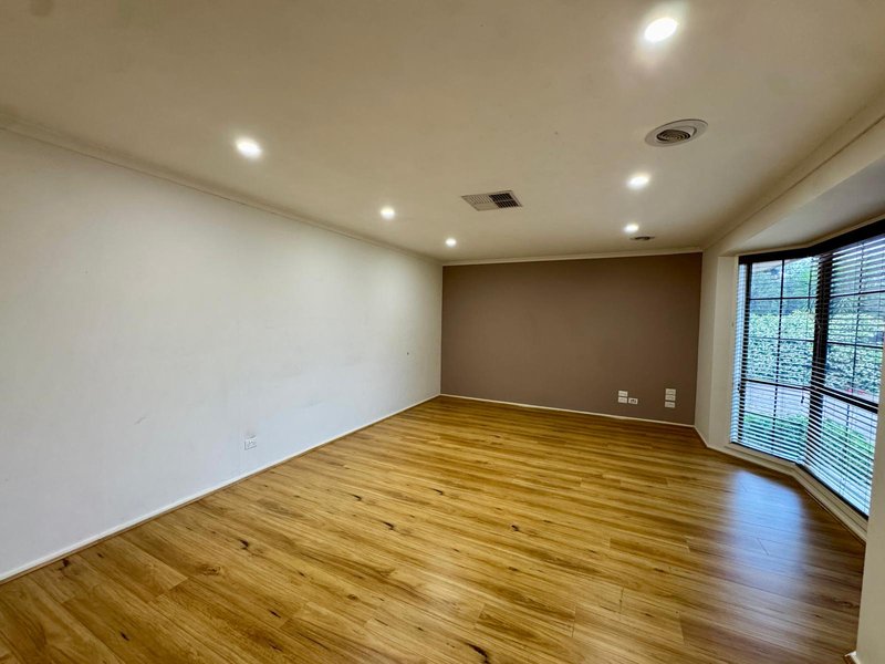 Photo - 6 Steamtrain Close, Sydenham VIC 3037 - Image 2