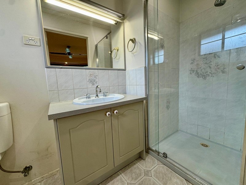 Photo - 6 Steamtrain Close, Sydenham VIC 3037 - Image 9