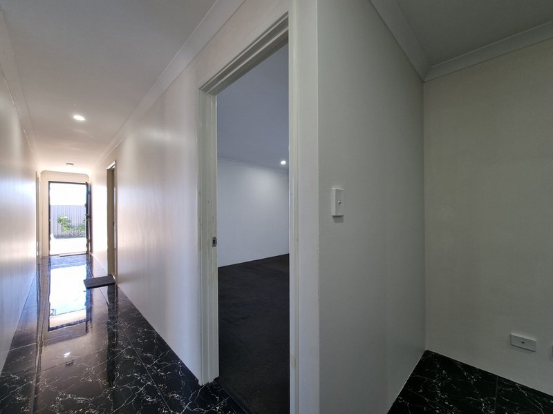 Photo - 6 Sturrock Close, Hilbert WA 6112 - Image 2