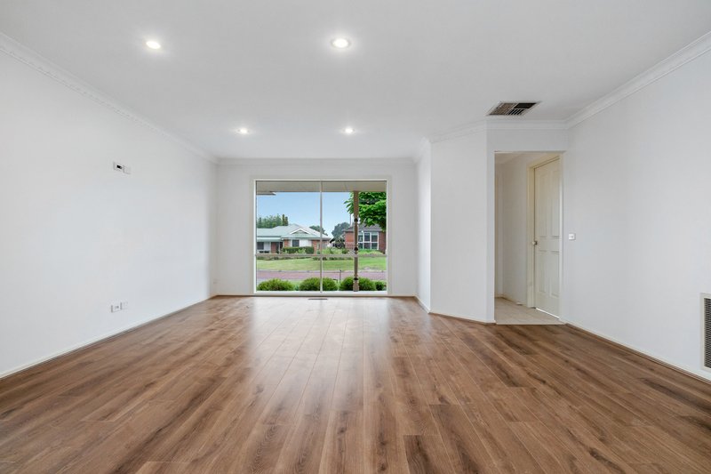 Photo - 6 Sunnyridge Court, Chirnside Park VIC 3116 - Image 4