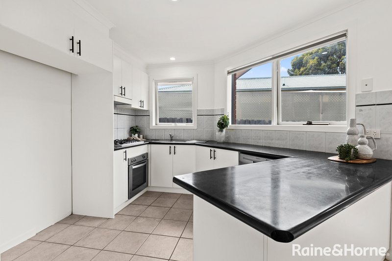 Photo - 6 Tolson Court, Roxburgh Park VIC 3064 - Image 5