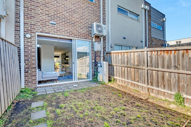 Photo - 6 Toombal Place, Craigieburn VIC 3064 - Image 13