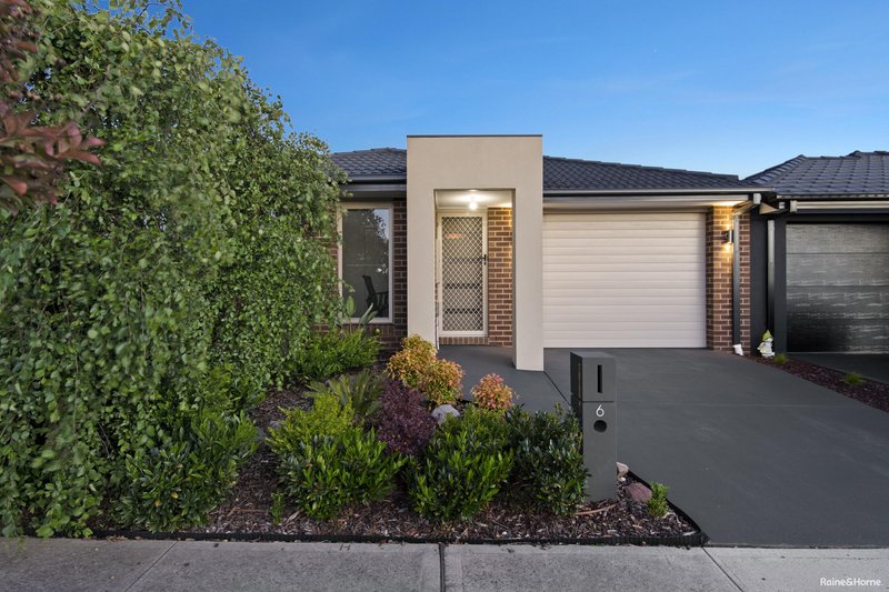 6 Trainers Way, Clyde North VIC 3978