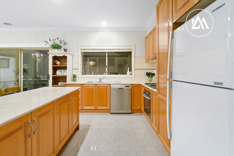 Photo - 6 Trentham Way, Langwarrin VIC 3910 - Image 5