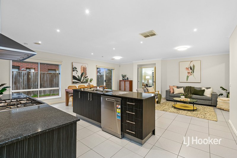 Photo - 6 Verdure Street, Point Cook VIC 3030 - Image 5