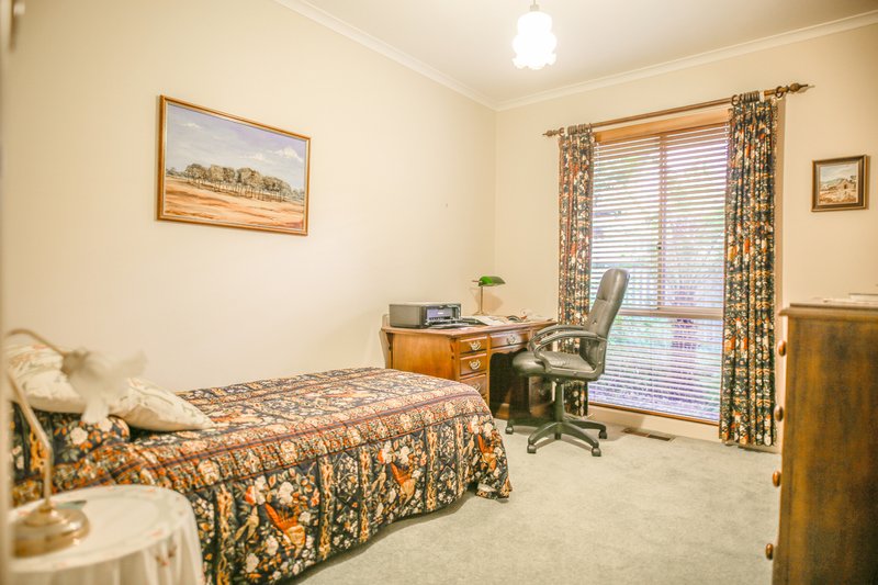 Photo - 6 Wenbern Court, Deniliquin NSW 2710 - Image 8