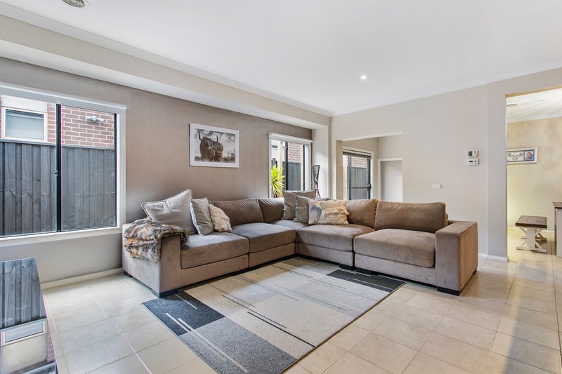 Photo - 6 White Gum Way, Cranbourne North VIC 3977 - Image 4