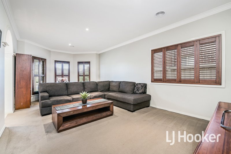 Photo - 6 Winneke Way, Pakenham VIC 3810 - Image 3