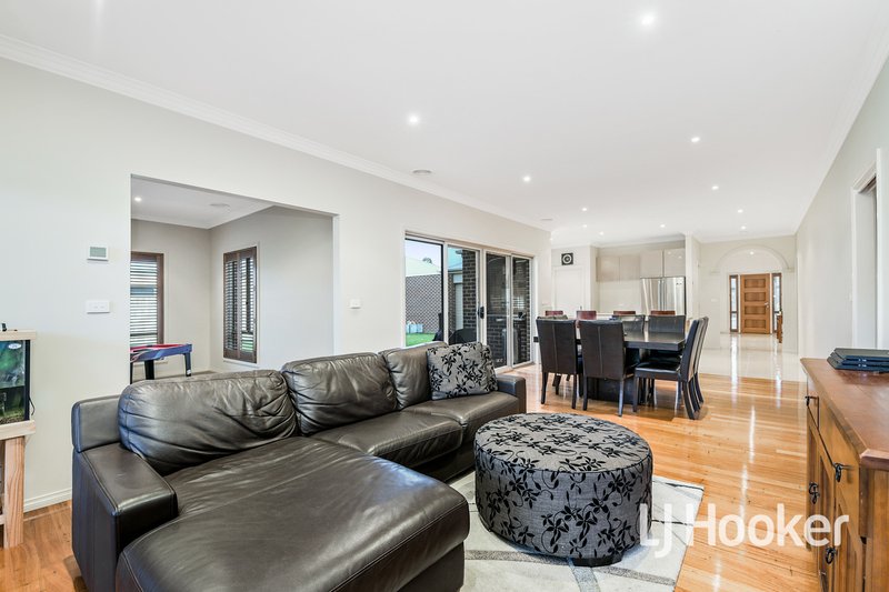 Photo - 6 Winneke Way, Pakenham VIC 3810 - Image 4