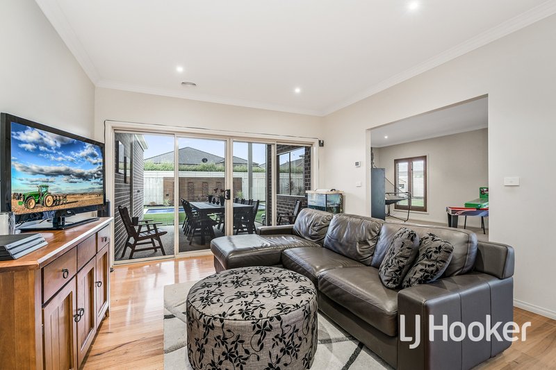 Photo - 6 Winneke Way, Pakenham VIC 3810 - Image 5