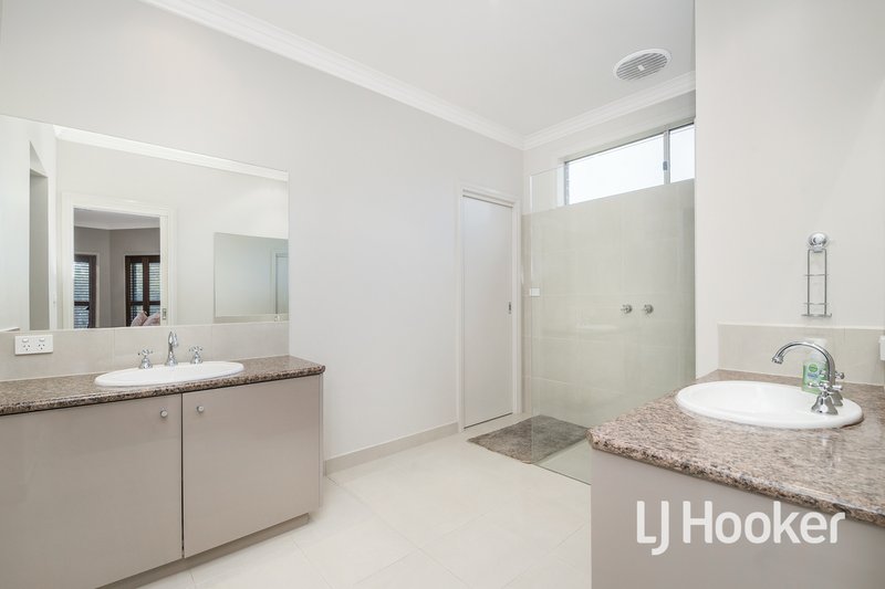 Photo - 6 Winneke Way, Pakenham VIC 3810 - Image 10