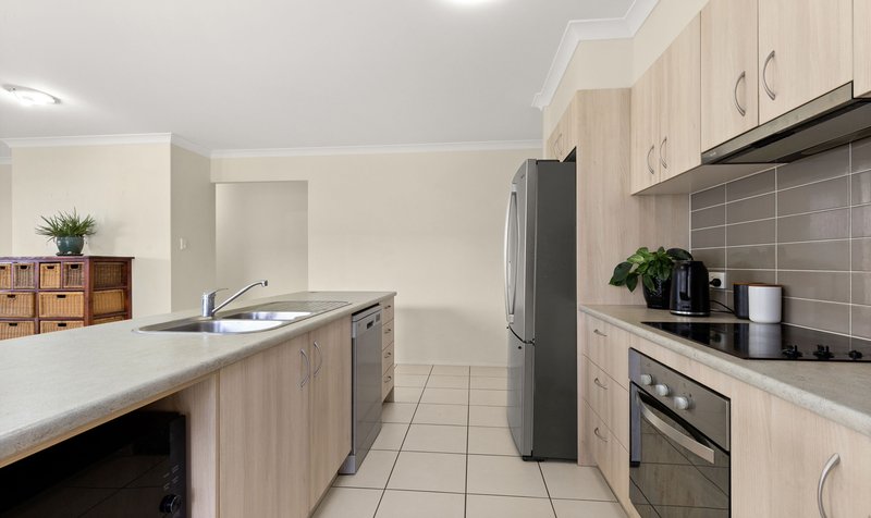 Photo - 6 Woodland Court, Murrumba Downs QLD 4503 - Image 3