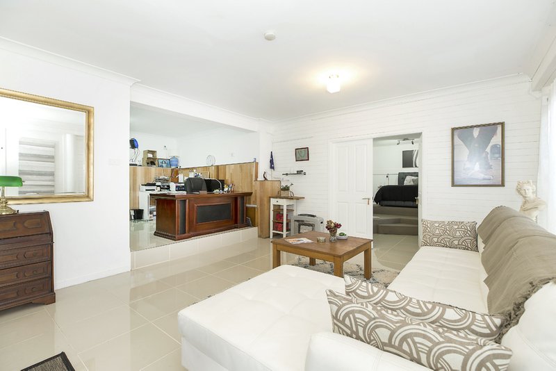 Photo - 6 Wybalena Close, Kilaben Bay NSW 2283 - Image 11