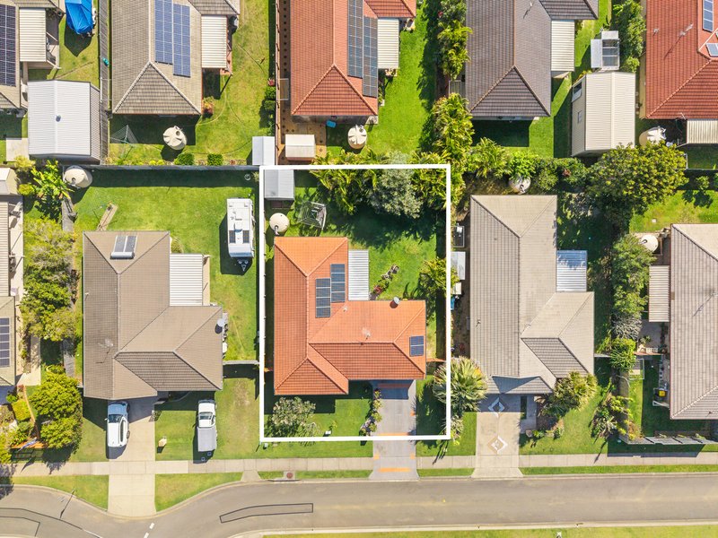 Photo - 6 Zircon Street, Urangan QLD 4655 - Image 6