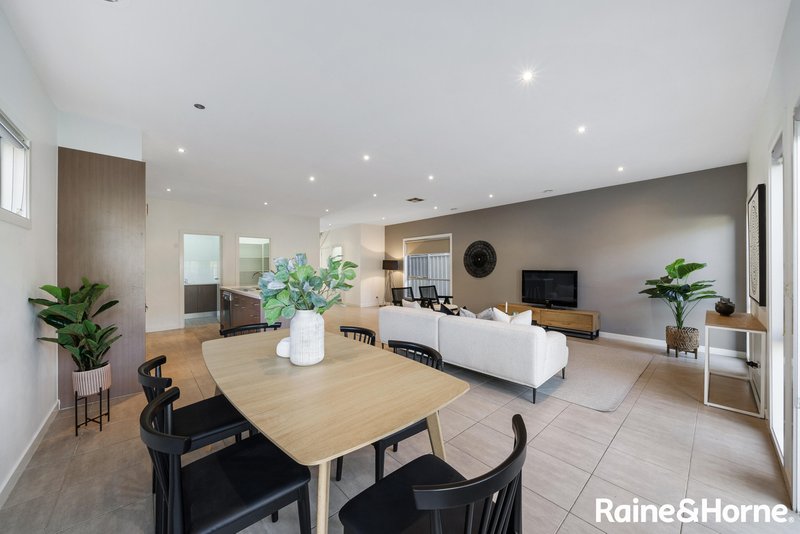 Photo - 60 Arroyo Place, Caroline Springs VIC 3023 - Image 9