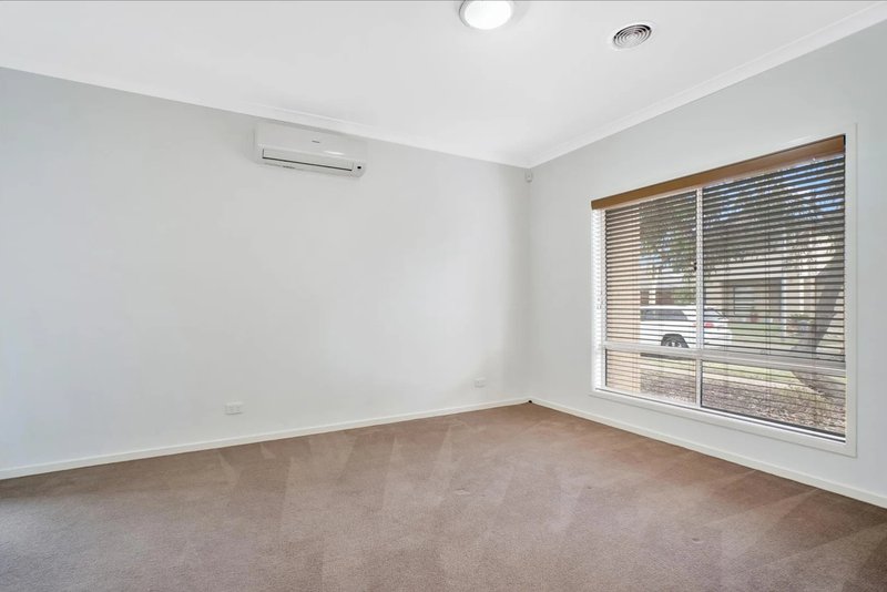 Photo - 60 Beachview Parade, Point Cook VIC 3030 - Image 4