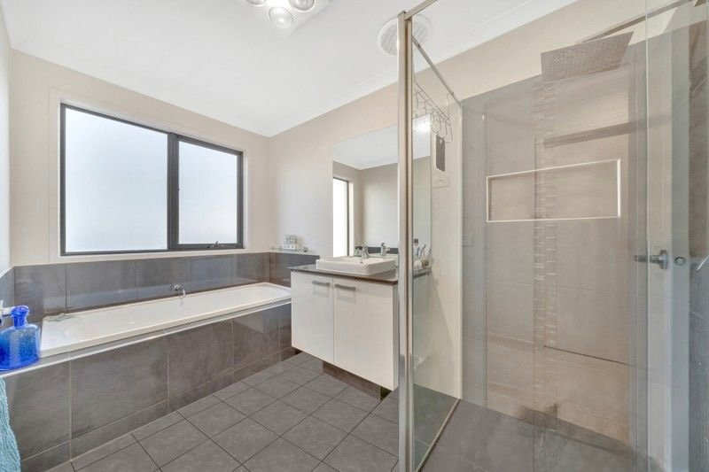 Photo - 60 City Vista Circuit, Cranbourne West VIC 3977 - Image 9