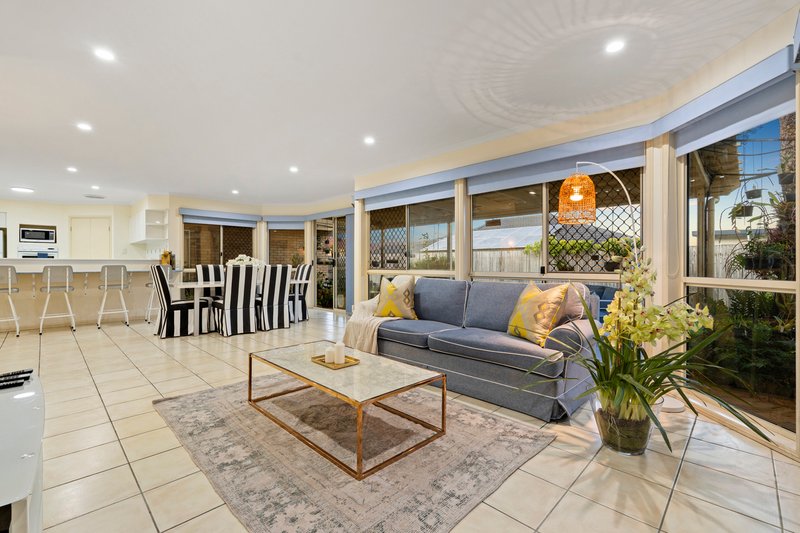 Photo - 60 Dampier Crescent, Drewvale QLD 4116 - Image 2