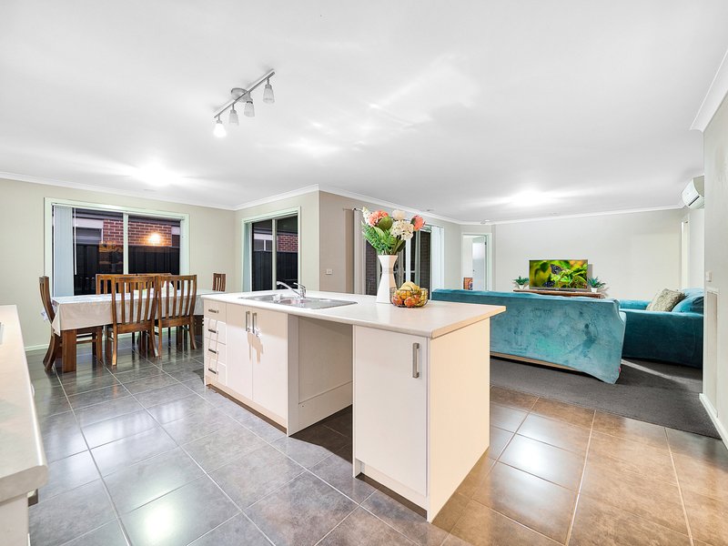 Photo - 60 Fortuna Crescent, Cranbourne West VIC 3977 - Image 7