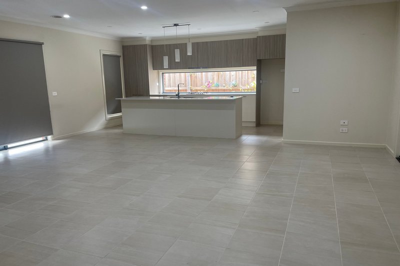 Photo - 60 Highmount Drive, Hampton Park VIC 3976 - Image 4