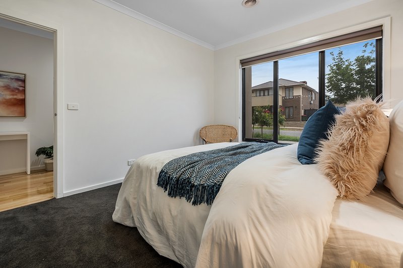 Photo - 60 Oakgrove Drive, Craigieburn VIC 3064 - Image 5