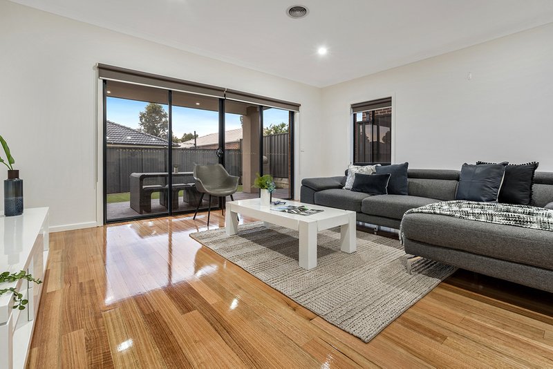 Photo - 60 Oakgrove Drive, Craigieburn VIC 3064 - Image 11