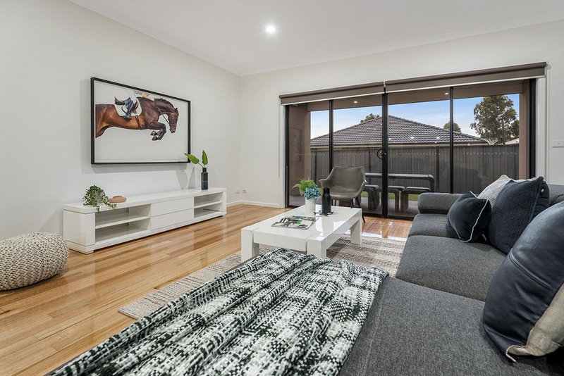 Photo - 60 Oakgrove Drive, Craigieburn VIC 3064 - Image 12