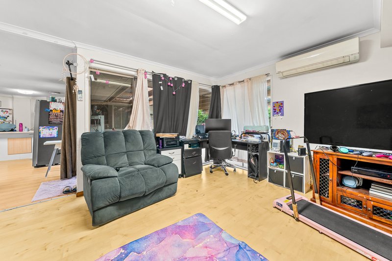 Photo - 60 Parkroyal Crescent, Regents Park QLD 4118 - Image 4