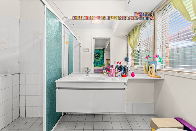 Photo - 60 Parkroyal Crescent, Regents Park QLD 4118 - Image 9