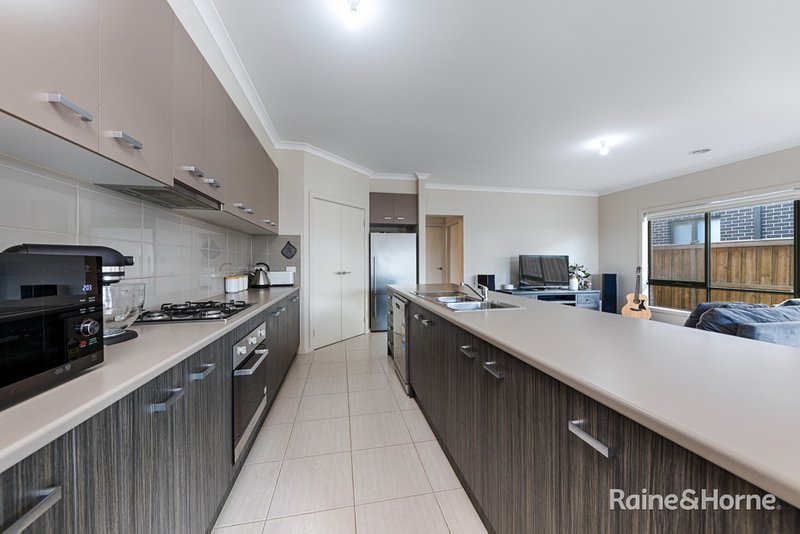 Photo - 60 Rosenthal Boulevard, Sunbury VIC 3429 - Image 5