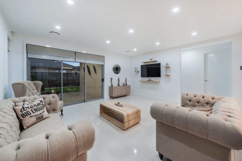 Photo - 60 Streamside Drive, Craigieburn VIC 3064 - Image 5