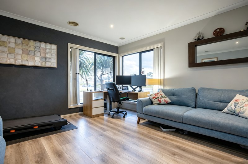 Photo - 60 Thunderbolt Drive, Cranbourne East VIC 3977 - Image 6