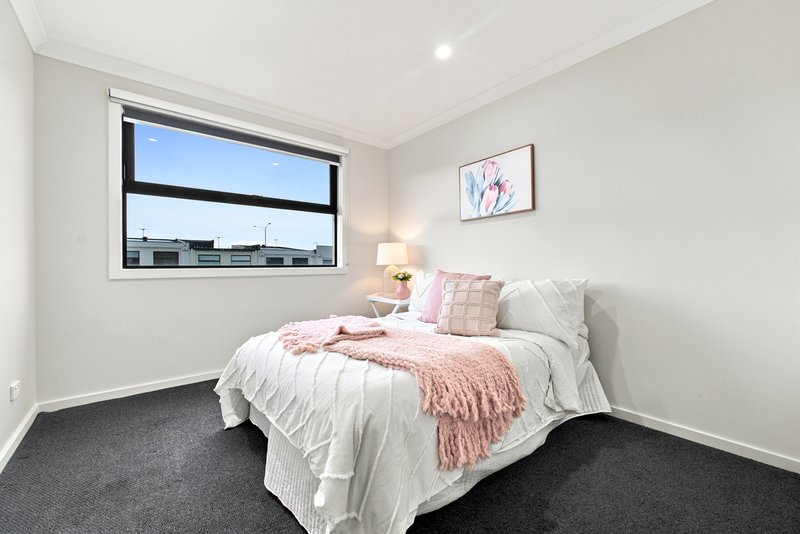 Photo - 60 Union Street, Clyde North VIC 3978 - Image 8