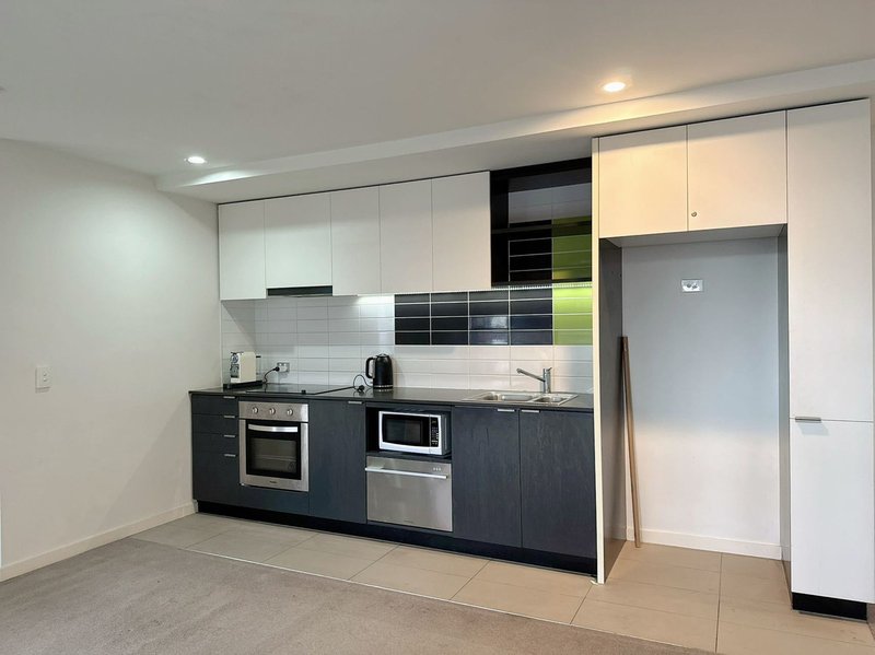 Photo - 602/815 Bourke Street, Docklands VIC 3008 - Image 2