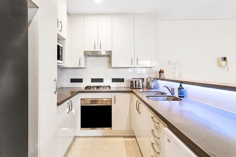 Photo - 604/6 Lachlan Street, Waterloo NSW 2017 - Image 2