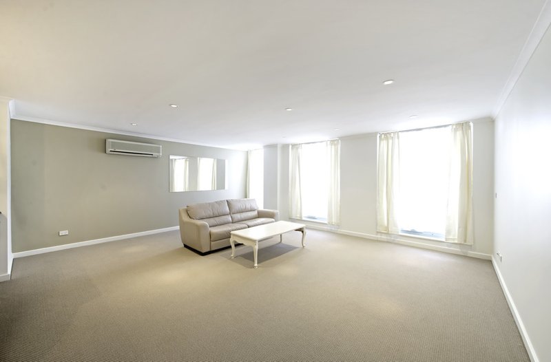 Photo - 607/16 Moore Street, City ACT 2601 - Image 4