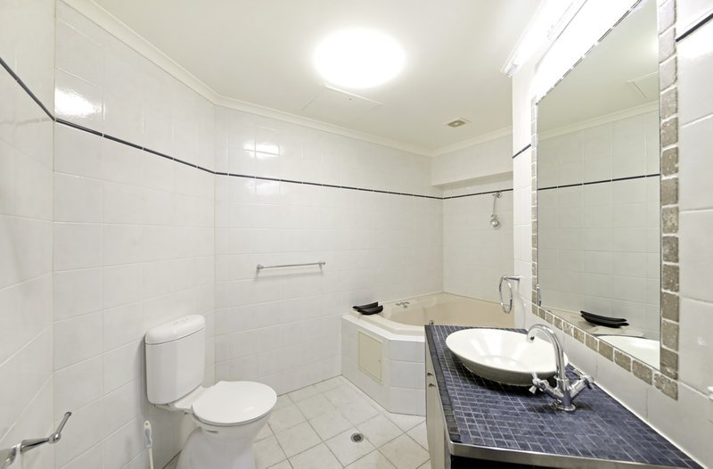 Photo - 607/16 Moore Street, City ACT 2601 - Image 7